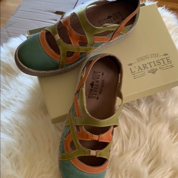 L’Artiste Shoes - Snappy strap shoes